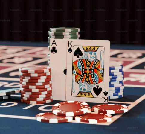 ketegangan-kolektif-saat-meja-penuh-menanti-hasil-kartu